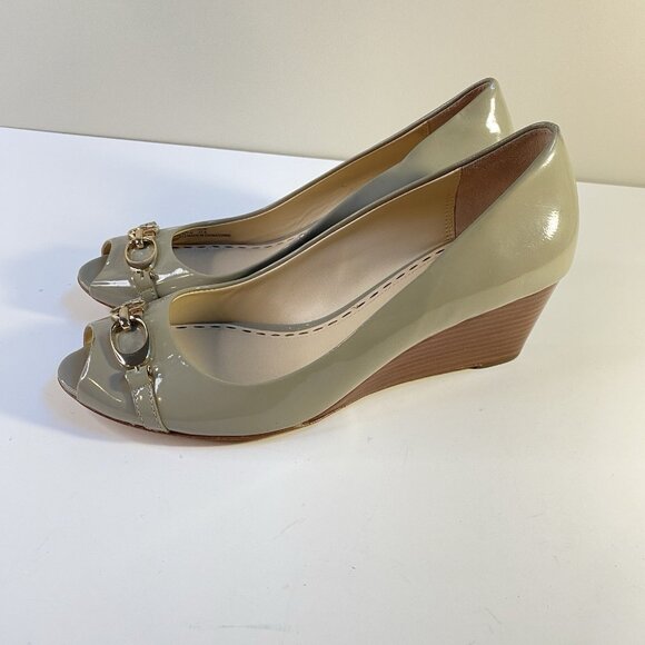 COACH Womens 8 B Peep Toe Patent Leather Buckle Wedge Pumps Taupe Classic - Picture 4 of 16